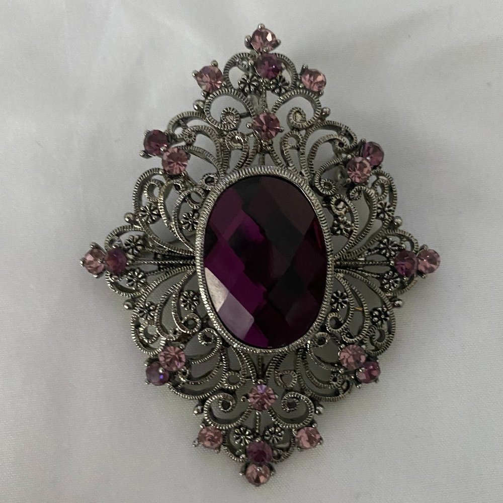 Beautiful Vintage Pink Brooch